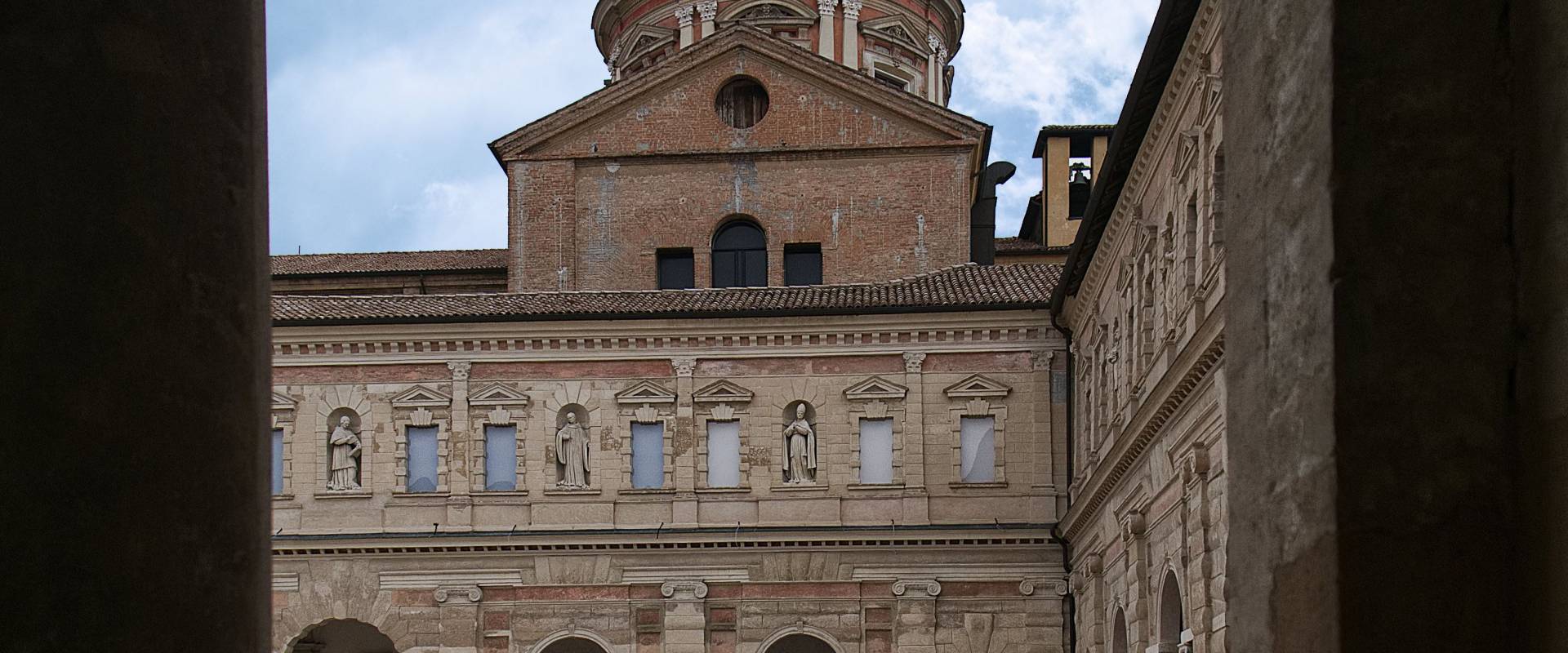La cupola della chiesa di San Pietro vista dai chiostri photo by Caba2011